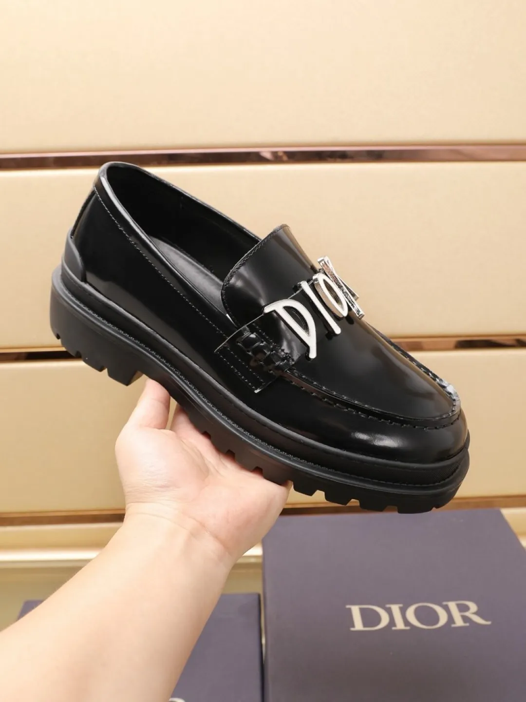 Factory P460💰dior 🆕Men's classic loafers, which combine classic shoe styles with retro California style. Slipper style design, easy to put on and take off. Crafted from smooth top-grain cowhide leather, they feature a rubber lugged sole and the DIO* AND SHAWN signature in brass and enamel. Wear it with casual clothing or a suit. Size: 38-44 (45.46 customized)
